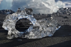 Un'altra fotografia che è un ricordo di viaggio di The Half Hermit: un iceberg levigato dall'acqua sulla spiaggia nera allo sbocco in mare della laguna di Jökulsárlón in Islanda