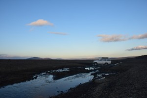 Una fotografia scatta da The Half Hermit ai piedi del vulcano Askja, in Islanda. E' raffigurata una jeep che guada il torrente antistante il rifugio ove The Half Hermit ha sostato.