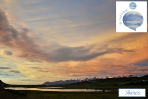 Fotografia scattata da The Half Hermit a Husabakki, nella costa settentrionale d'Islanda, a pochi giorni dallo sbarco sull'Isola. Tramonto che mette in risalto l'ambiente naturale.