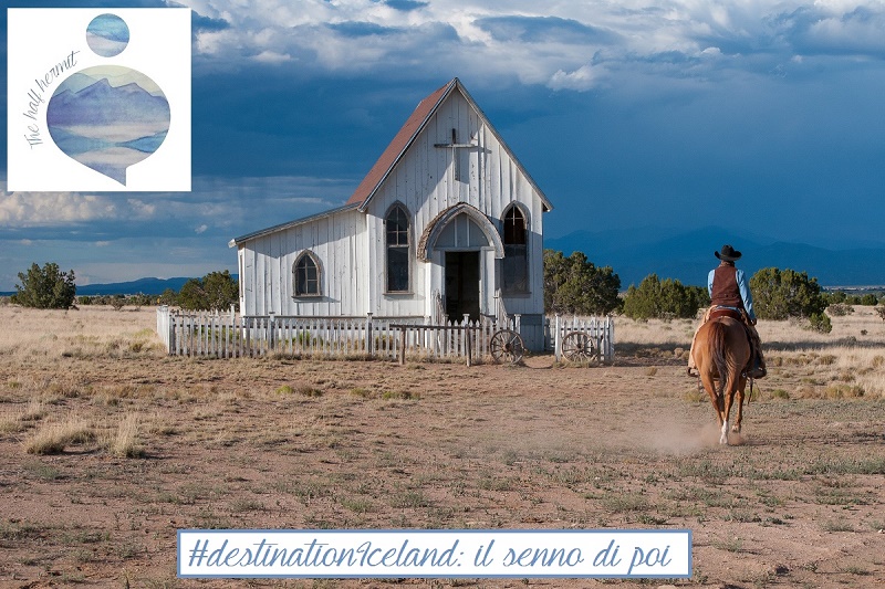 Fotografia di un cowboy di spalle che si avvicina a cavallo a una vecchia e piccola chiesa in legno: con il senno di poi #destinationIceland sembra una passeggiata nel giardino sotto casa con i preparativi vissuti fingendo di essere un cowboy alla conquista del west.