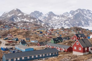 Il villaggio di Tasiilaq, nella Groenlandia orientale, durante la stagione estiva.