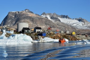 Le escursioni in barca sono l'unica soluzione per allontanarsi da Tasiilaq in cerca di altri villaggi, balene e fronti glaciali.