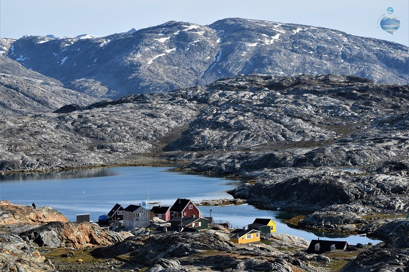 Fotografia del villaggio inuit di Tiniteqilaq, sulla costa orientale della Groenlandia