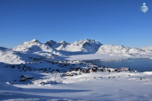 Vista dall'alto del villaggio di Tasiilaq, sulla costa orientale della Groenlandia.