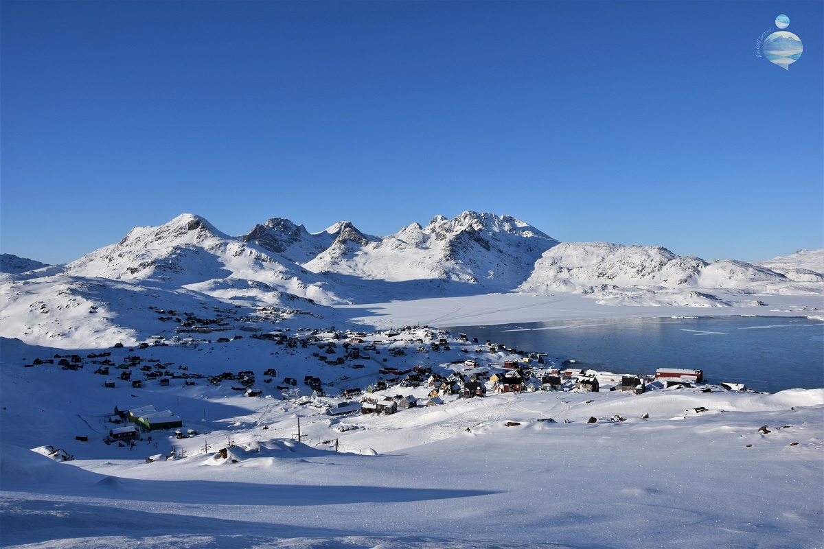 Vista dall'alto del villaggio di Tasiilaq, sulla costa orientale della Groenlandia.