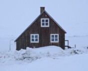 Una casa del villaggio di Tasiilaq, sulla costa orientale della Groenlandia, durante una giornata di neve invernale.